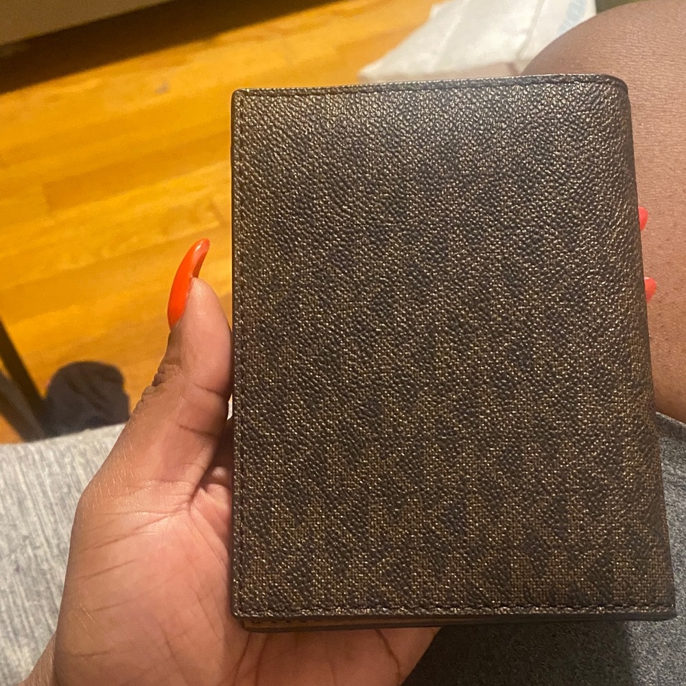 Michael Kors Brown passport holder - Picture 3 of 3